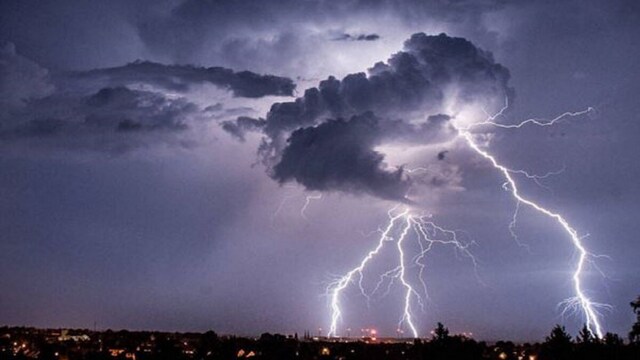 The IMD predicts dark clouds, dust storms, rain and lightning across UP in 48–72 hours. (News18)