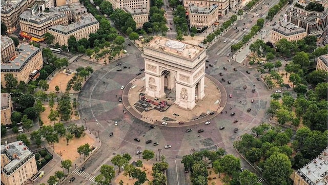 Arc de Triomphe in Paris. (X) 