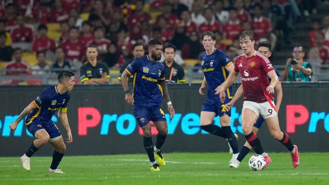 Manchester United's Rasmus Hojlund, right, fights for the ball with ASEAN All-Star Cambodia's Mo Kan, center, during the Challenge Cup Malaysia 2025 soccer tournament in Kuala Lumpur, Malaysia, Wednesday, May 28, 2025. (AP Photo/Vincent Thian)


