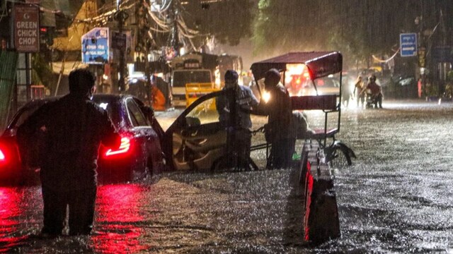Rain chaos in delhi: over 100 flights delayed, roads gridlocked - news18