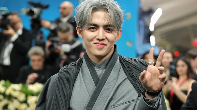  S.Coups chose a grey blazer that looked like a traditional Korean hanbok.

