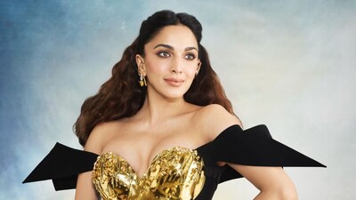 green emerald velvet dress Kiara Advani in our Mocha Georgette Sequins Embroidered Saree Set – Manish  Malhotra main image 1