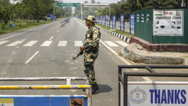 BSF jawan adjacent   India-Pakistan borderline  cheque  post, adjacent   Amritsar | PTI Image