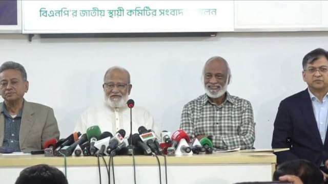 BNP Standing Committee members at a press conference in Dhaka on 22 May