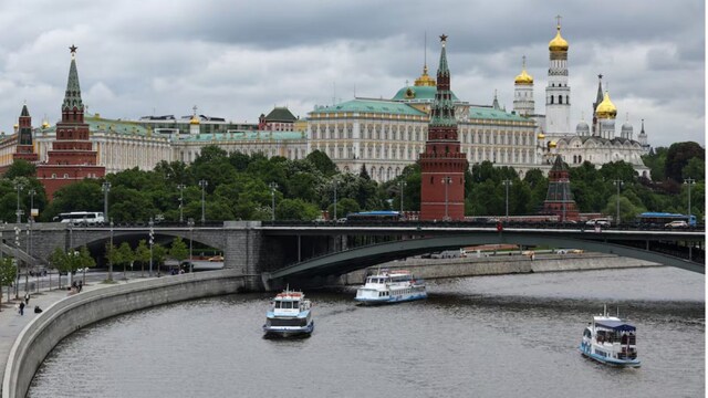 Vessels sail along the Moskva River near the Kremlin in central Moscow, Russia, May 19, 2025. REUTERS/Evgenia Novozhenina/File photo