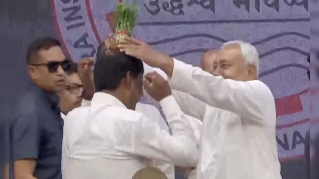 Nitish Kumar accepted a invited  works  from an serviceman  and placed it connected  his caput  | Image/ANI