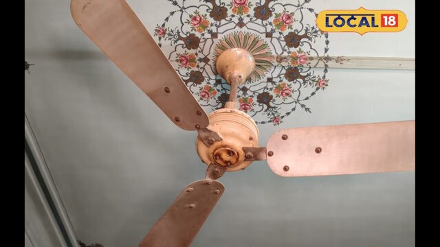 The monolithic  fan, weighing much  than 70 kg, was imported from England successful  1932. (Local18)