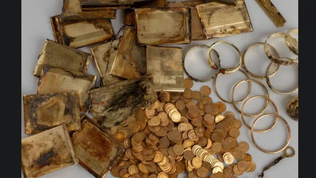 The mysterious container  discovered by 2  trekkers contained not conscionable  1  oregon  2  items, but an full  treasure trove. (News18 Hindi)