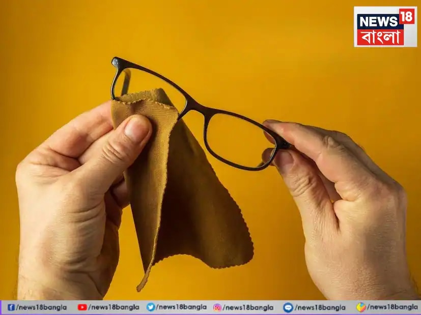 यदि आप चश्मा पहनते हैं, तो उन्हें नियमित रूप से साफ करना महत्वपूर्ण है। गंदे और धुंधले लेंस न केवल आपकी दृष्टि को प्रभावित करते हैं, बल्कि निराशाजनक भी हो सकते हैं। बहुत से लोग अपने चश्मे को सिर्फ किसी भी कपड़े से पोंछते हैं या उन्हें पानी के नीचे कुल्ला करते हैं। हालांकि, ऐसा करने से लेंस पर खरोंच छोड़ सकते हैं और अपने चश्मे के जीवन को छोटा कर सकते हैं। (News18 बंगाली)