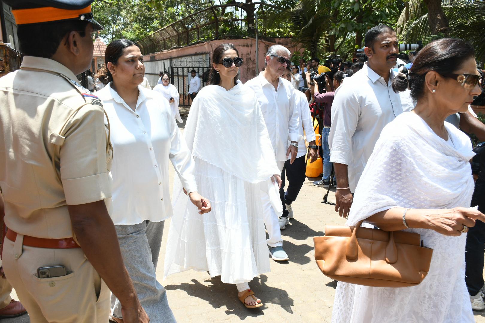 Anil Kapoor's daughter Sonam Kapoor also attended the last rites of her grandmother. (Image: Viral Bhayani) Anil Kapoor's daughter Sonam Kapoor also attended the last rites of her grandmother. (Image: Viral Bhayani)