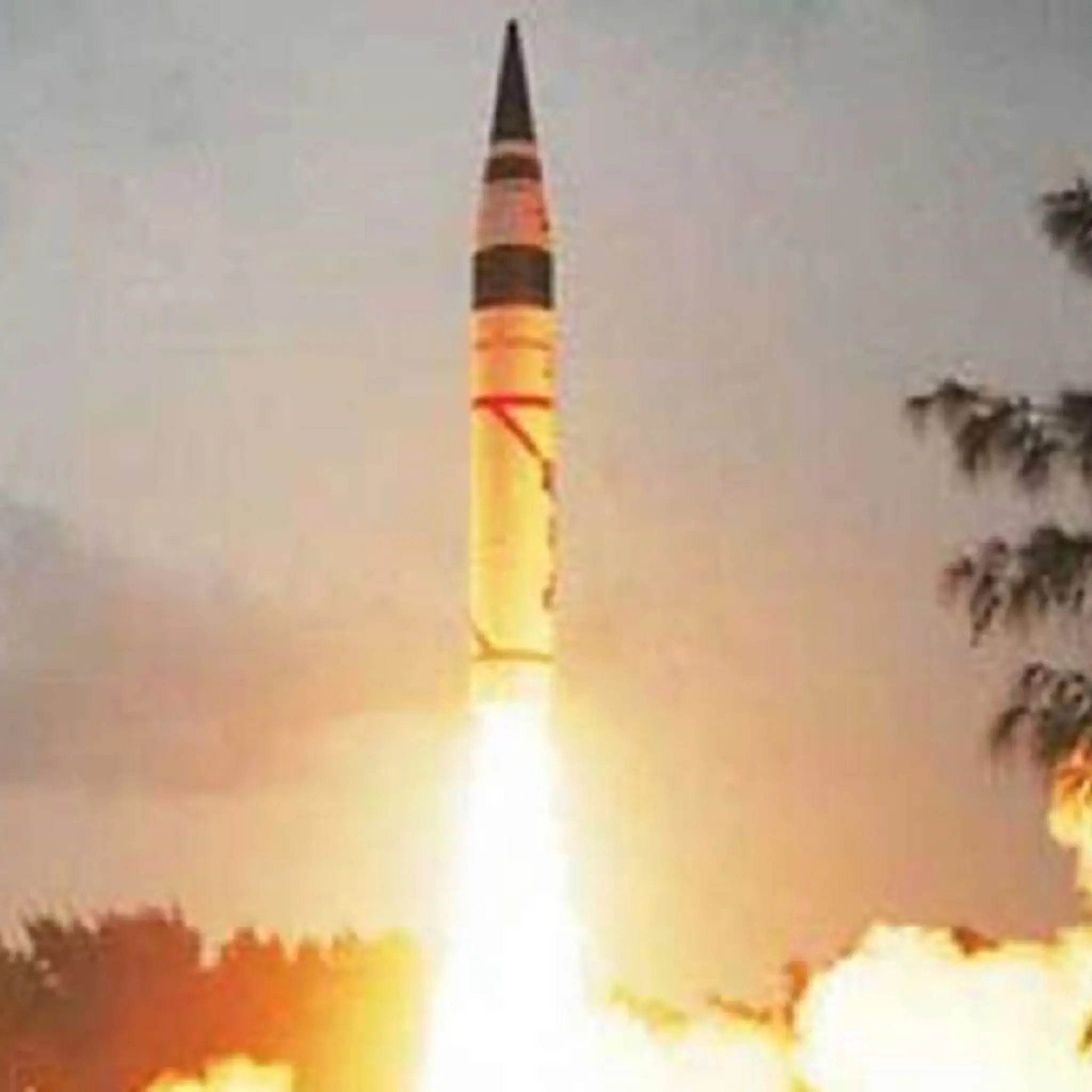Both India and Pakistan possess nuclear weapons and delivery systems. India’s Agni-V missile has a range exceeding 5,200 km. Meanwhile, Pakistan’s longest-range missile, the Shaheen-III, has a reach of approximately 2,750 km. (File Pic) Both India and Pakistan possess nuclear weapons and delivery systems. India’s Agni-V missile has a range exceeding 5,200 km. Meanwhile, Pakistan’s longest-range missile, the Shaheen-III, has a reach of approximately 2,750 km. (File Pic)