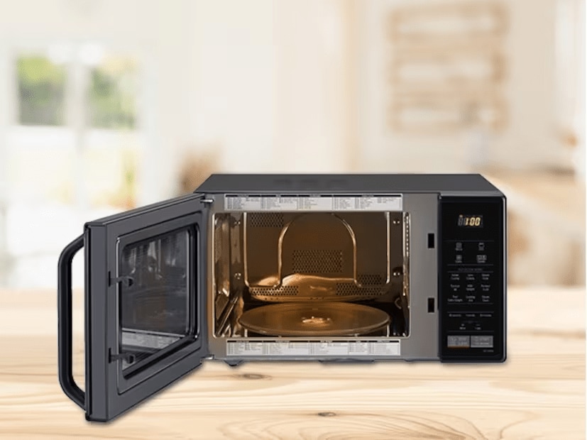 Microwave Oven: It is a device that uses electromagnetic waves to heat food. In 1946, Percy Spencer was testing a magnetic circuit breaker when he noticed that a chocolate bar in his pocket had melted. This unexpected event led to the development of the first microwave oven, revolutionising cooking. (News18 Tamil) Microwave Oven: It is a device that uses electromagnetic waves to heat food. In 1946, Percy Spencer was testing a magnetic circuit breaker when he noticed that a chocolate bar in his pocket had melted. This unexpected event led to the development of the first microwave oven, revolutionising cooking. (News18 Tamil)