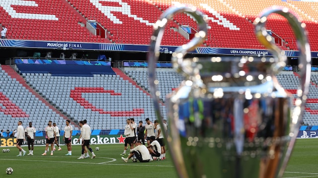 Paris Saint-Germain's players train in front of the Champions League Trophy. (AFP Photo)