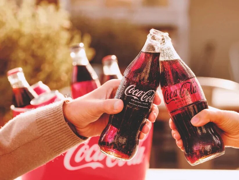 Coca-Cola: Coca-Cola is a soft drink loved by people all over the world. In 1886, John Pemberton was attempting to create a cure for headaches. He mixed coca leaves and kola nuts with carbonated water to create a refreshing drink. This accidental discovery has since become one of the leading soft drinks globally. (News18 Tamil) Coca-Cola: Coca-Cola is a soft drink loved by people all over the world. In 1886, John Pemberton was attempting to create a cure for headaches. He mixed coca leaves and kola nuts with carbonated water to create a refreshing drink. This accidental discovery has since become one of the leading soft drinks globally. (News18 Tamil)