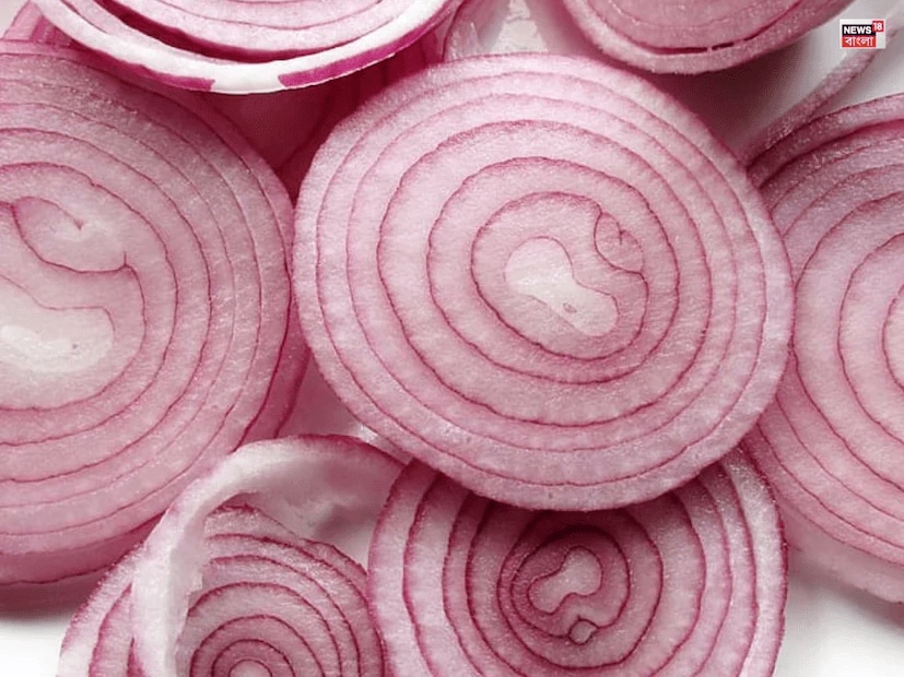 Proper handling and inspection of onions can help prevent unwanted health issues. Being cautious about visible signs of spoilage or fungal growth ensures that the food you eat remains both safe and nutritious. (News18 Gujarati) Proper handling and inspection of onions can help prevent unwanted health issues. Being cautious about visible signs of spoilage or fungal growth ensures that the food you eat remains both safe and nutritious. (News18 Gujarati)