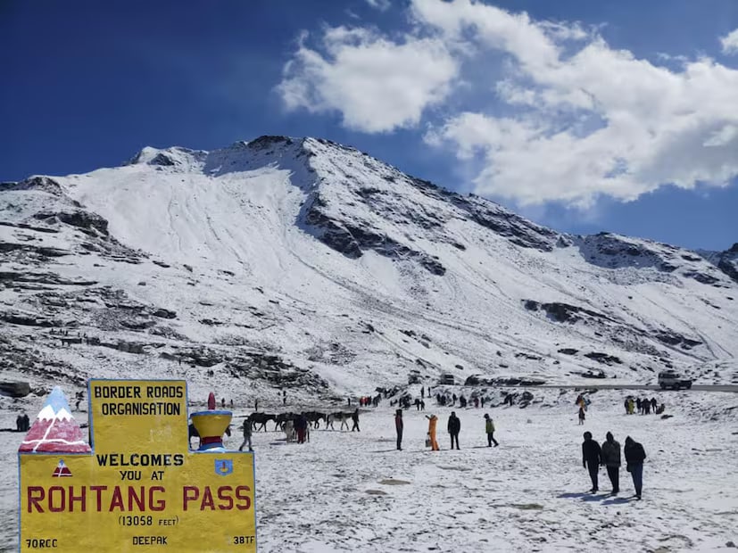 Rohtang Darra: Rohtang Darra is situated in the Kullu-Manali district of Himachal Pradesh. This glacier has certain areas open to tourists and is easily accessible through the Atal Tunnel. Located on the eastern Pir Panjal range of the Himalayas, this scenic spot remains snow-covered all year round. The snow-capped peaks and blue skies are mesmerising. It lies about 51 kilometres from Manali at an altitude of 3,978 metres above sea level. The grandeur of the vast Himalayan vistas seen from here captivates every traveller. If you're fortunate, you might even witness fresh snowfall. Tourists can enjoy snowboarding, skiing, and snowball fights here. (News18 Gujarati) Rohtang Darra: Rohtang Darra is situated in the Kullu-Manali district of Himachal Pradesh. This glacier has certain areas open to tourists and is easily accessible through the Atal Tunnel. Located on the eastern Pir Panjal range of the Himalayas, this scenic spot remains snow-covered all year round. The snow-capped peaks and blue skies are mesmerising. It lies about 51 kilometres from Manali at an altitude of 3,978 metres above sea level. The grandeur of the vast Himalayan vistas seen from here captivates every traveller. If you're fortunate, you might even witness fresh snowfall. Tourists can enjoy snowboarding, skiing, and snowball fights here. (News18 Gujarati)
