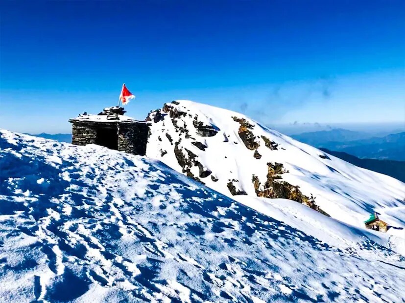 Chopta: Chopta is located in Uttarakhand and is often referred to as the ‘Mini Switzerland of India’, much like Pahalgam. Situated in the Rudraprayag district, it receives light snowfall in May and June. If you venture to higher altitudes, the hills are usually snow-clad. It is an ideal place to enjoy trekking and skiing. (News18 Gujarati) Chopta: Chopta is located in Uttarakhand and is often referred to as the ‘Mini Switzerland of India’, much like Pahalgam. Situated in the Rudraprayag district, it receives light snowfall in May and June. If you venture to higher altitudes, the hills are usually snow-clad. It is an ideal place to enjoy trekking and skiing. (News18 Gujarati)
