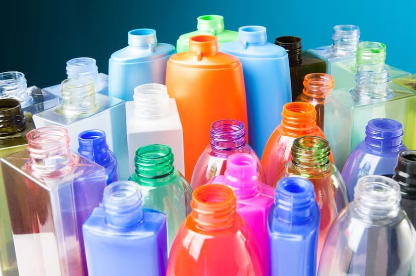 Plastic: In 1907, Leo Baekeland accidentally discovered plastic while attempting to create synthetic chemicals. Today, plastics are used in various forms worldwide. (News18 Tamil) Plastic: In 1907, Leo Baekeland accidentally discovered plastic while attempting to create synthetic chemicals. Today, plastics are used in various forms worldwide. (News18 Tamil)
