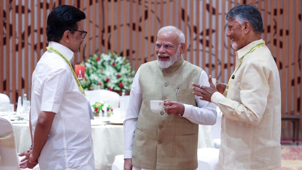 PM Modi meets opposition CMs at NITI Aayog meet