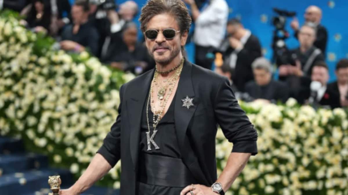 Sabyasachi Reminds Foreign Media Of SRK’s Magnitude: ‘His Fan Following Is Legendary’ Sabyasachi Reminds Foreign Media Of SRK’s Magnitude: ‘His Fan Following Is Legendary’