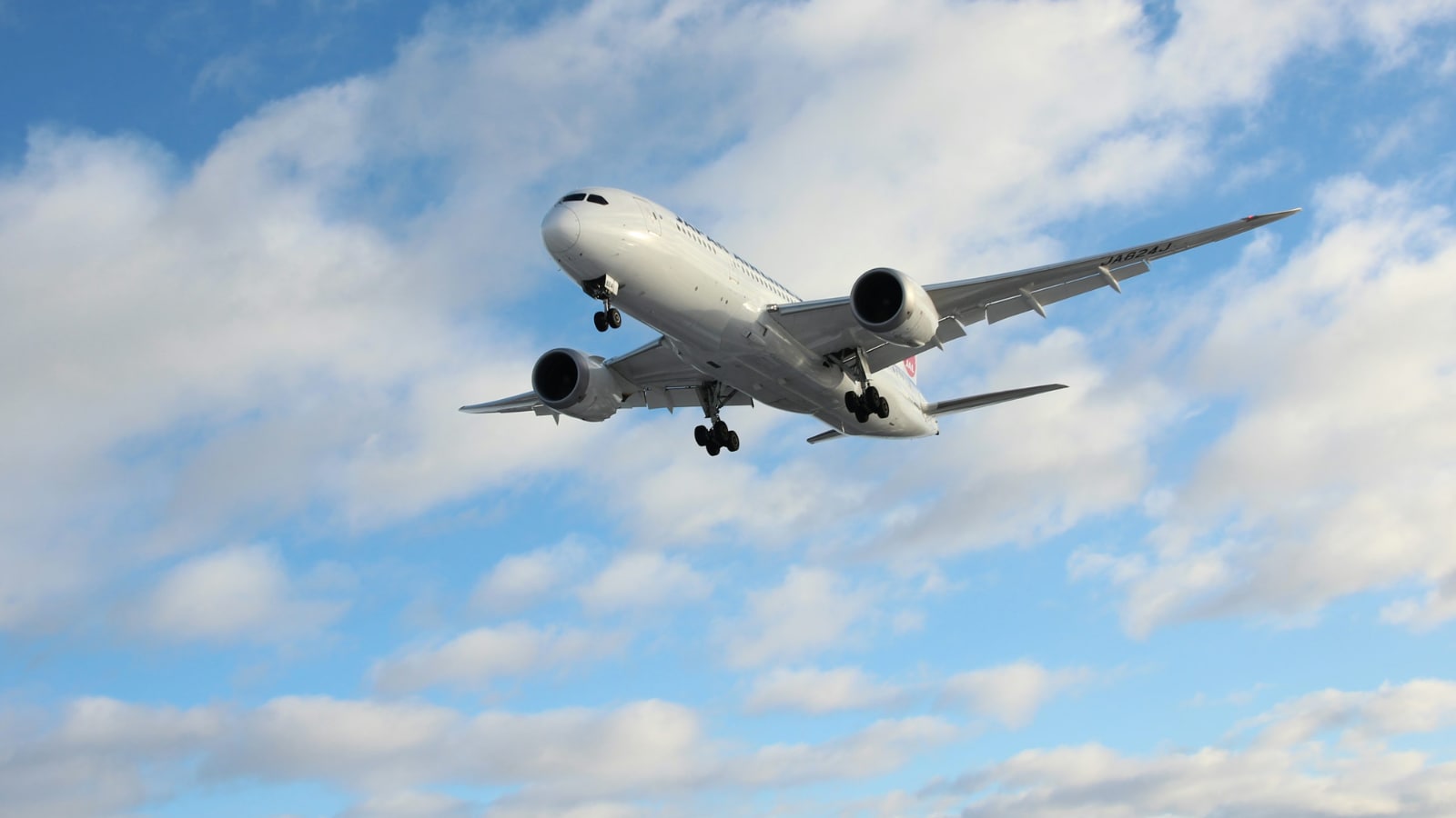 This Pilot's Attempt To Win 'Blind Landing' Bet Killed 70 Passengers