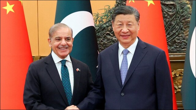 Pakistan PM Shehbaz Sharif with Chinese President Xi Jinping. (Reuters/File)