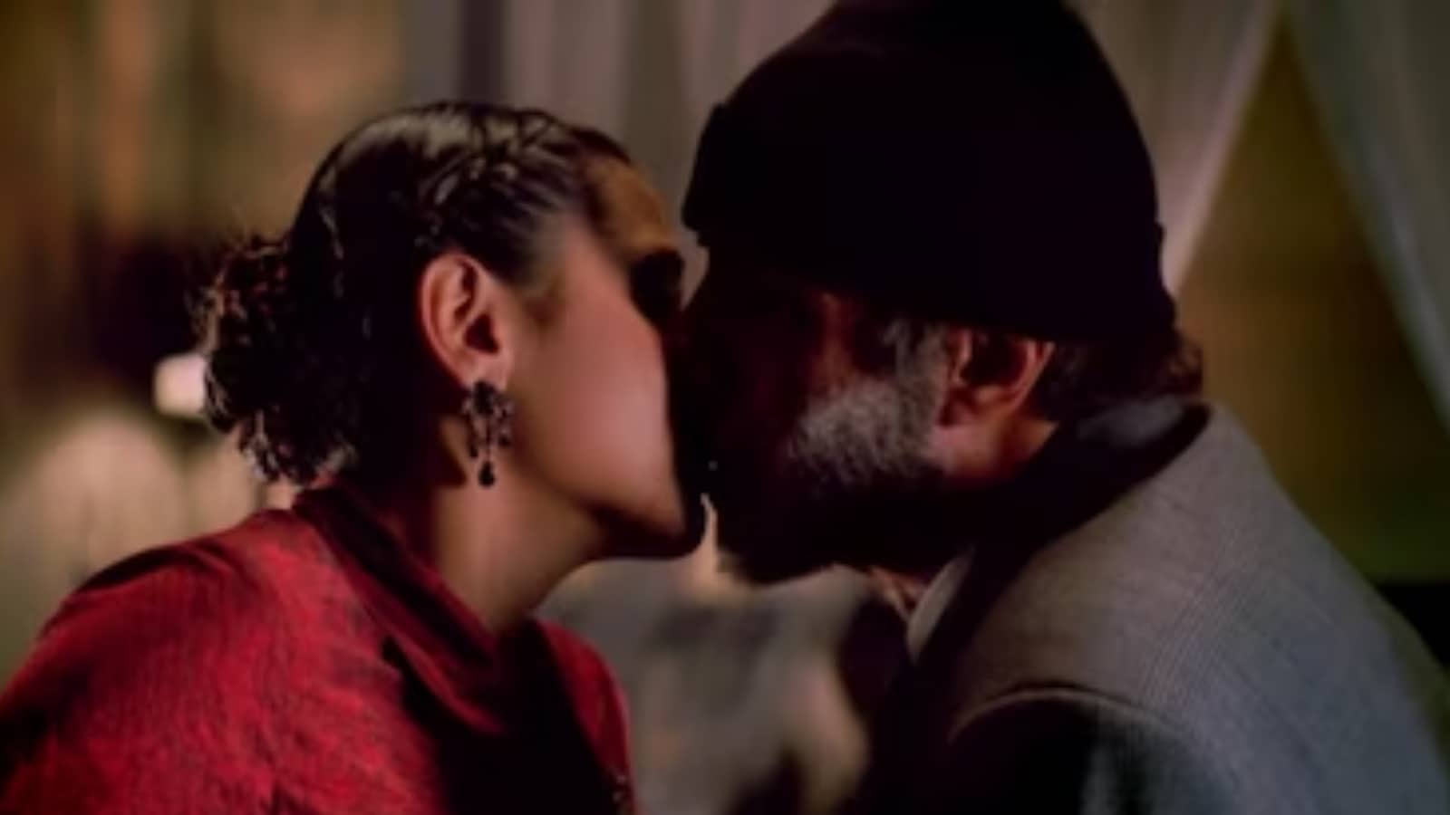 Amitabh Bachchan's Lip-Lock With Actress 36 Years His Junior That Raised  Eyebrows