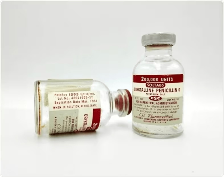 Penicillin: Alexander Fleming discovered this antibiotic in 1928 when he accidentally covered a container of bacteria. This serendipitous discovery led to the development of penicillin, saving countless lives. (News18 Tamil) Penicillin: Alexander Fleming discovered this antibiotic in 1928 when he accidentally covered a container of bacteria. This serendipitous discovery led to the development of penicillin, saving countless lives. (News18 Tamil)
