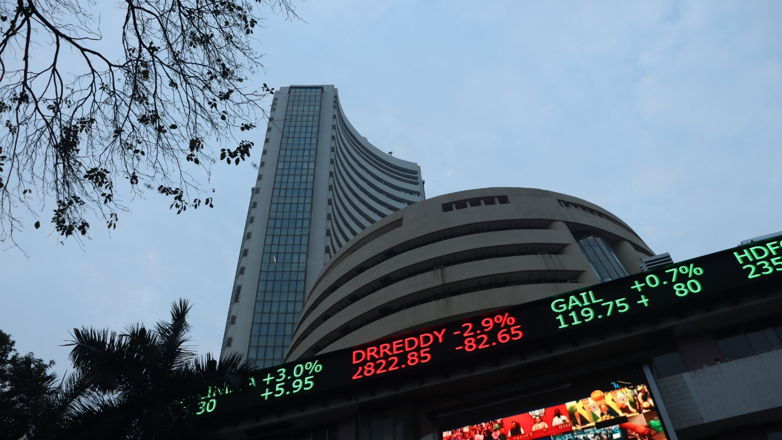 Markets Reverse Early Gains To End In Red; Sensex Falls 417 Points, Nifty 41 Points Lower