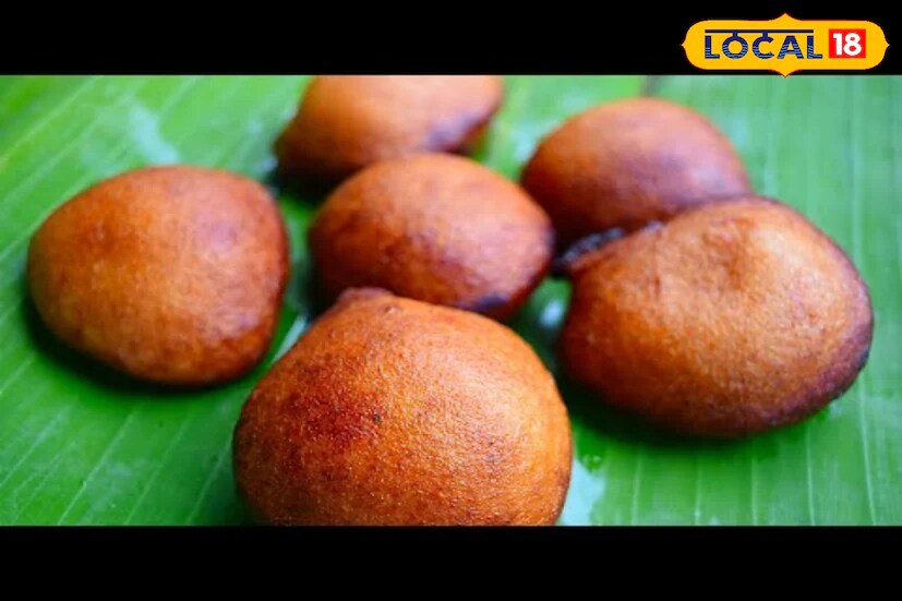 Start by washing the samba rava thoroughly twice and soaking it for half an hour. Then, grind the soaked rava along with gram flour, curd, wheat flour, and a pinch of salt to form a smooth batter. Let it rest for about 10 minutes. (News18 Tamil) Start by washing the samba rava thoroughly twice and soaking it for half an hour. Then, grind the soaked rava along with gram flour, curd, wheat flour, and a pinch of salt to form a smooth batter. Let it rest for about 10 minutes. (News18 Tamil)