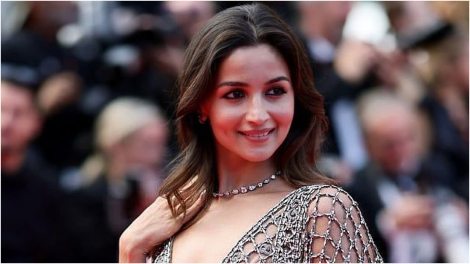 Alia Bhatt: In Gangubai Kathiawadi, she transformed into iconic Gangubai, blending vulnerability and power in a National Award-winning act. 