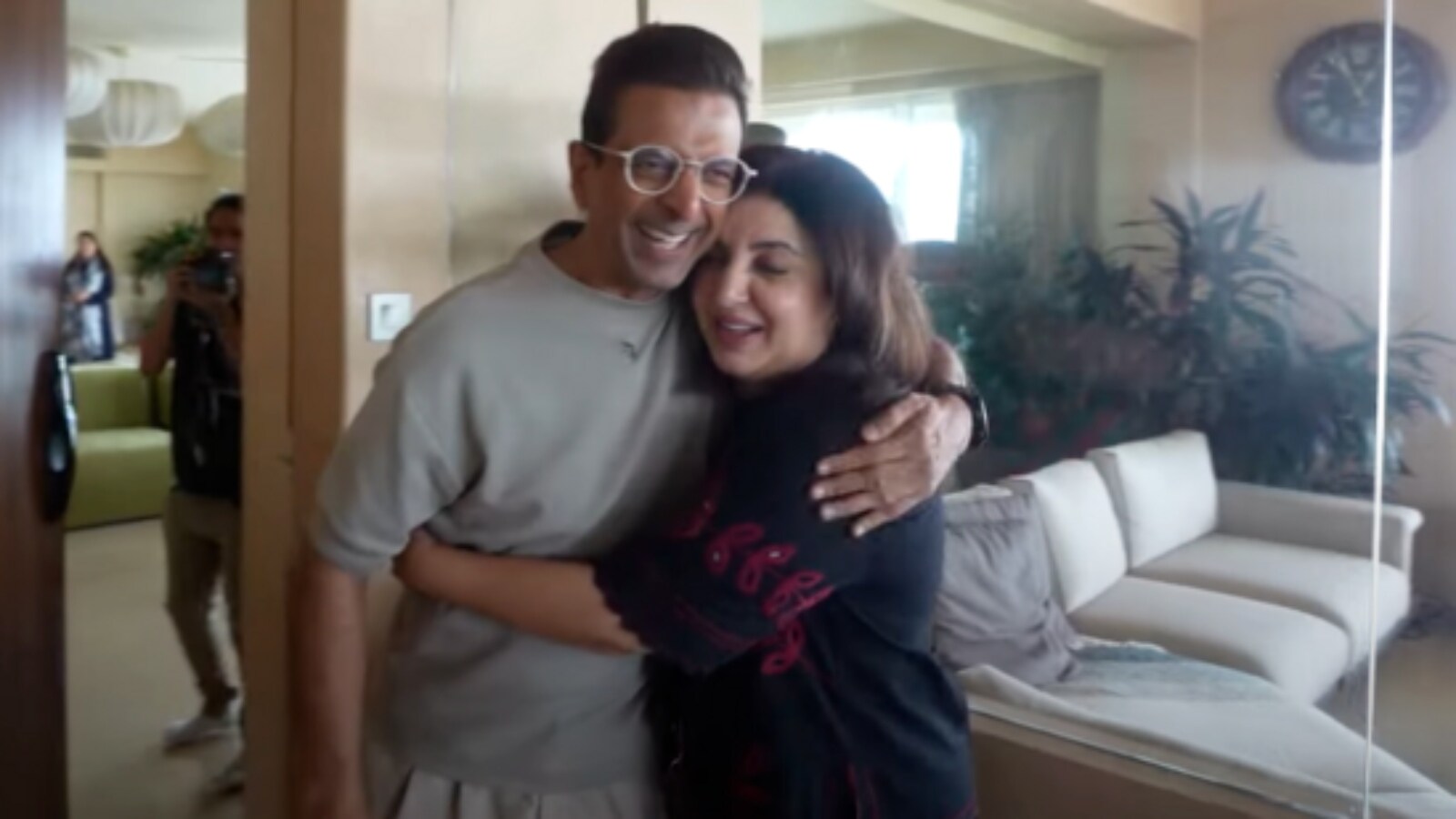 Farah Khan Celebrates Daisy Irani's Birthday and Visits Jaaved Jaaferi