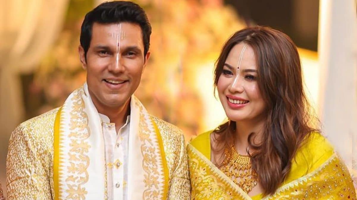 Randeep Hooda Was Given A Pee Bowl At His Wedding: ‘You Can’t Move, You Are God Today’ Randeep Hooda Was Given A Pee Bowl At His Wedding: ‘You Can’t Move, You Are God Today’