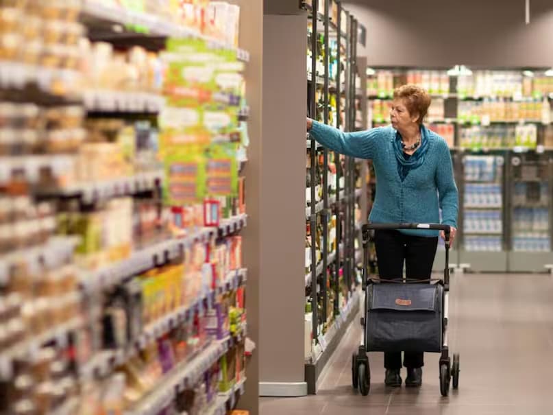 To clear out leftover stock after the weekend rush, many DMart stores organise a Clean-Up Sale on Mondays. This offers extra discounts on specific items. While not available in every branch, where this sale does take place, shoppers can benefit greatly. (News18 Hindi) To clear out leftover stock after the weekend rush, many DMart stores organise a Clean-Up Sale on Mondays. This offers extra discounts on specific items. While not available in every branch, where this sale does take place, shoppers can benefit greatly. (News18 Hindi)