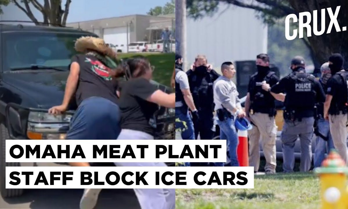 ICE Raids Omaha Meat Plant in US Immigration Crackdown, Staff Block Moving Cars With Their Bodies