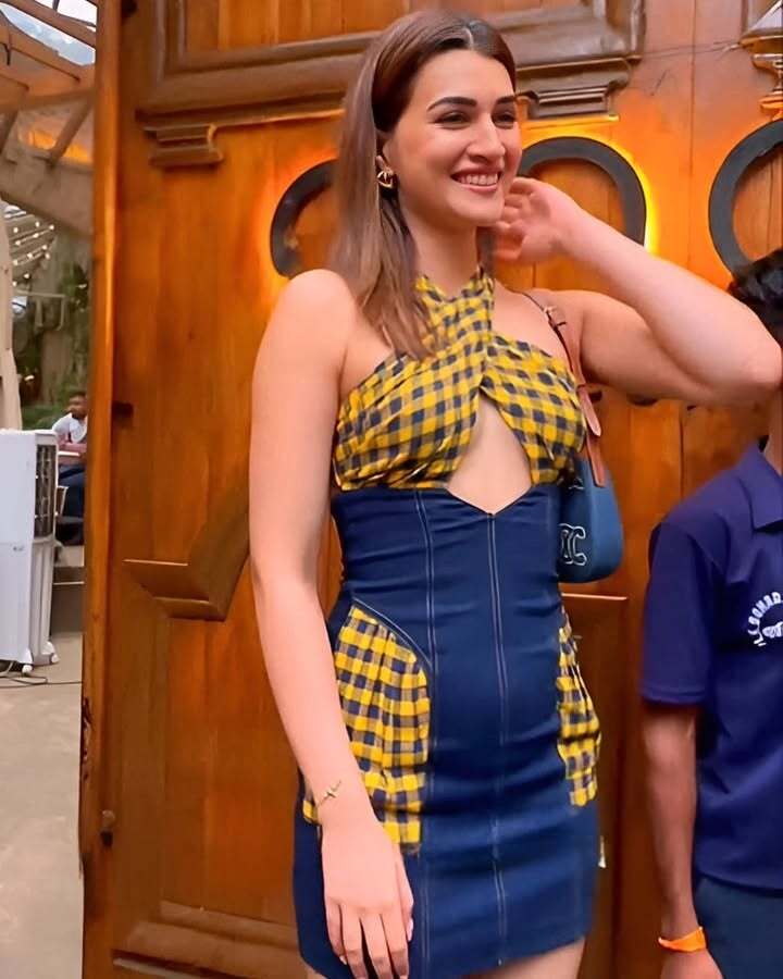 Kriti Sanon Flaunts A Dress From Sister Nupur Sanon’s Label At Raanjhanaa Event