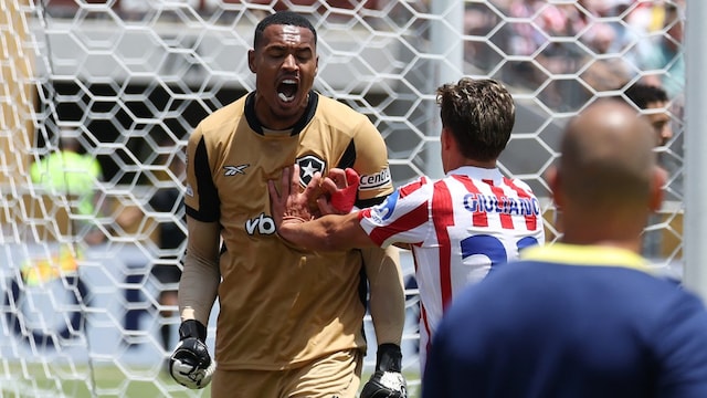 Atletico Madrid's Argentine forward #22 Giuliano Simeone argues with Botafogo's Brazilian goalkeeper #12 John (AFP)