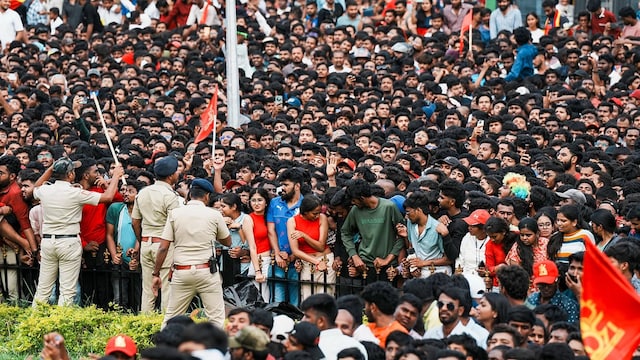 A section of the crowd outside Chinnaswamy Stadium. Pic/PTI