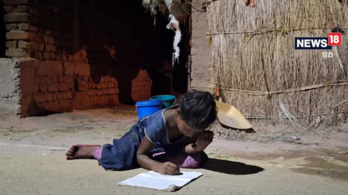 Bihar Girl Studies Under Streetlight Amid Family Hardship