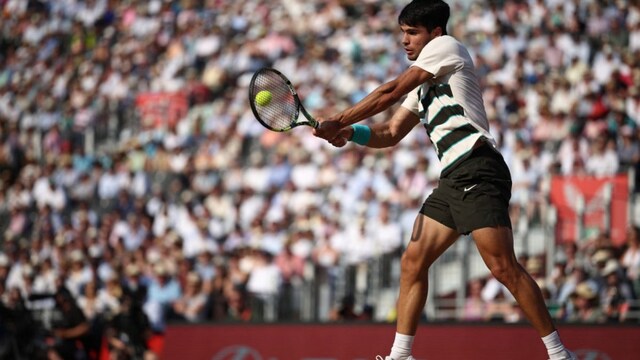 Carlos Alcaraz in action at the Queen's Club (AFP)