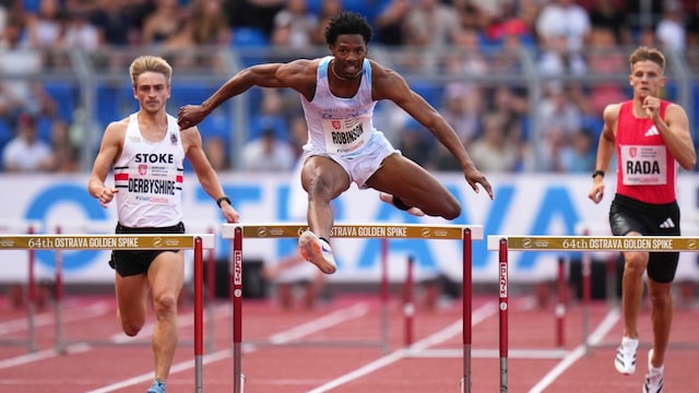 Chris Robinson during the 400m hurdle race. (AP Photo)