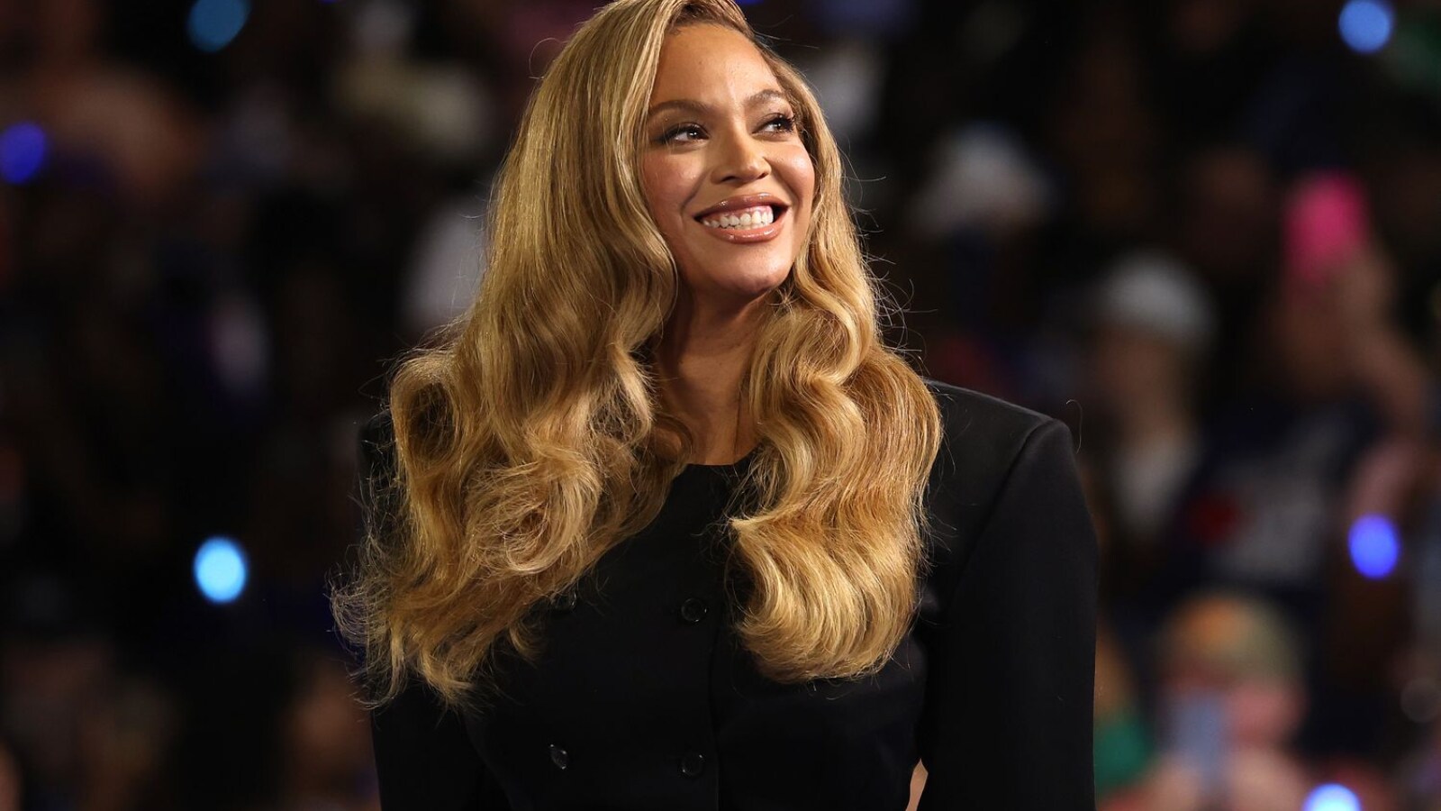 Only Beyonce Could Make A Wardrobe Mishap On Stage Look Like A Red ...