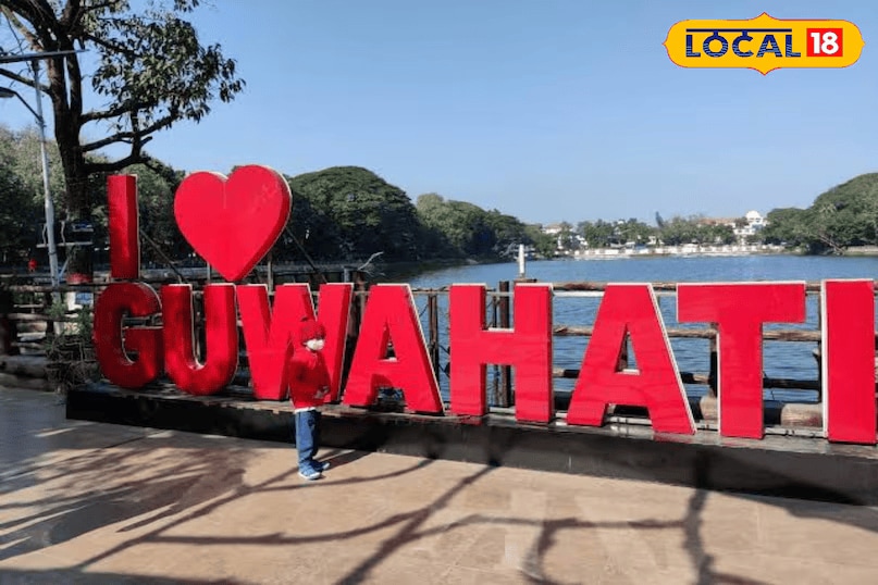 Guwahati, Assam: Located in the Northeast, Guwahati is known for the revered Kamakhya Temple and its natural surroundings. Its greenery and location by the Brahmaputra make it one of the greenest cities in the region. (News18 Hindi) Guwahati, Assam: Located in the Northeast, Guwahati is known for the revered Kamakhya Temple and its natural surroundings. Its greenery and location by the Brahmaputra make it one of the greenest cities in the region. (News18 Hindi)