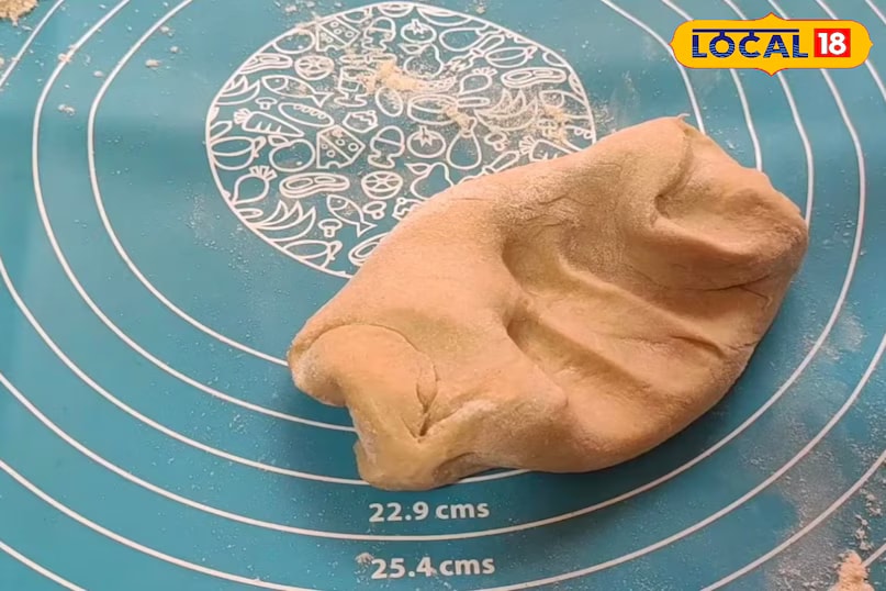 Twinkle suggests adding a pinch of salt and a little sugar (or sugar powder) to the flour before kneading. Mix it well and then knead the dough with lukewarm water. Once done, cover the dough with a clean cotton cloth and let it rest for about 30 minutes. (Local18)