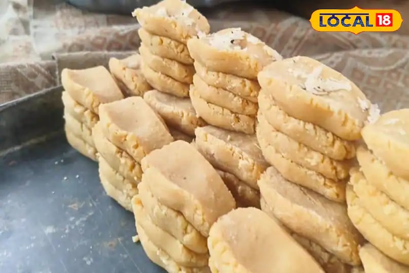 He adds that the quality of the mawa is the most important factor. It is prepared with great care and cooked slowly until it is properly steamed. This method of cooking enhances the flavour and texture of the pedas, giving them their signature richness. (News18 Hindi) He adds that the quality of the mawa is the most important factor. It is prepared with great care and cooked slowly until it is properly steamed. This method of cooking enhances the flavour and texture of the pedas, giving them their signature richness. (News18 Hindi)