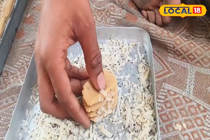 This freshness is the result of using locally sourced milk, pure ingredients, and traditional kneading techniques. These practices not only enhance flavour but also preserve the sweets for longer periods, making them perfect for gifting or storing. (News18 Hindi) This freshness is the result of using locally sourced milk, pure ingredients, and traditional kneading techniques. These practices not only enhance flavour but also preserve the sweets for longer periods, making them perfect for gifting or storing. (News18 Hindi)