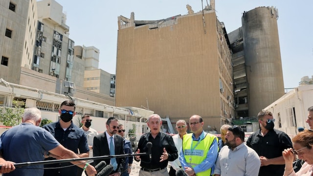 Israeli Prime Minister Benjamin Netanyahu speaks to members of the media during his visit to the Soroka Hospital in the southern city of Beersheba. (AFP photo)