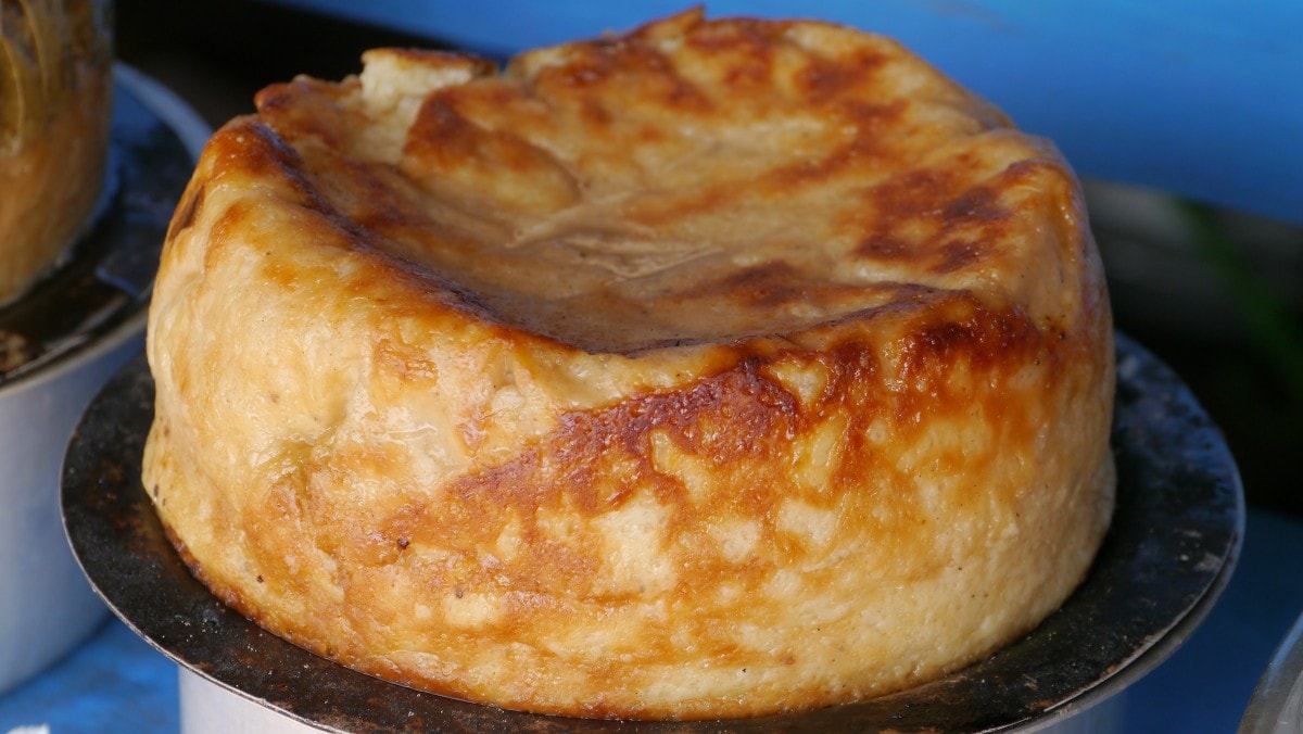 Chenna Poda: Chenna Poda, meaning ‘burnt cheese,’ is a slow-cooked sweet made from cottage cheese and caramelized sugar. It is widely available in sweet shops near the Jagannath Temple and loved for its rich flavour and moist texture. (Representative image: Shutterstock)