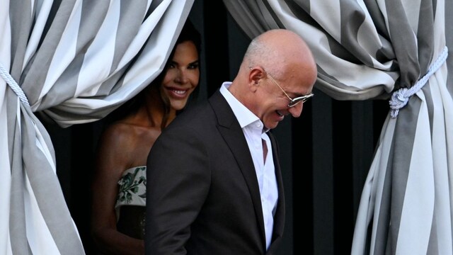 Amazon founder Jeff Bezos and Lauren Sanchez get on a taxi boat at the Aman Hotel in Venice on June 26. (AFP photo)