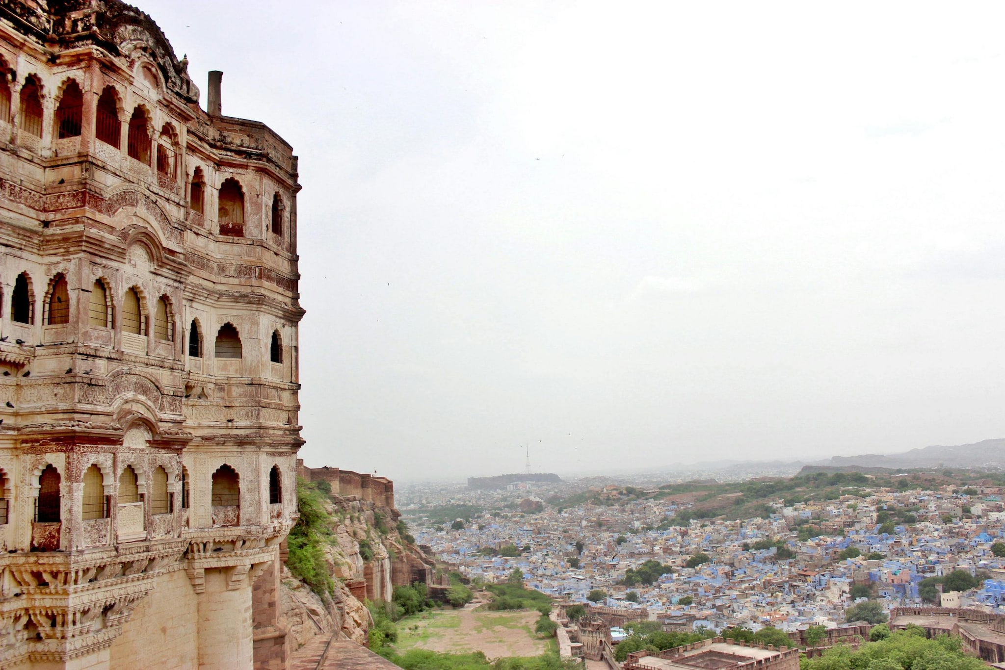 Jodhpur, Rajasthan: The “Blue City” captivates with its blue-washed houses, imposing Mehrangarh Fort, and sweeping desert vistas—creating a striking and unique visual experience. Jodhpur, Rajasthan: The “Blue City” captivates with its blue-washed houses, imposing Mehrangarh Fort, and sweeping desert vistas—creating a striking and unique visual experience.